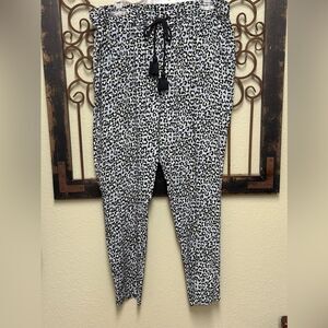 Rachel Roy grey/black leopard print casual pull up pants